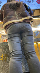 紧身灰牛仔美臀妹子