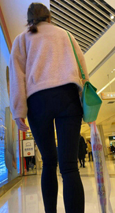 紧身黑裤少妇逛商场