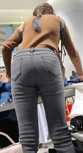 紧身灰牛翘臀妹子买衣服