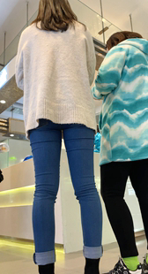 紧身牛仔长腿妹子