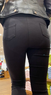 商场紧身打底裤圆臀少妇