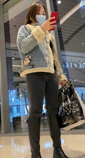 紧身黑牛仔紧臀妈咪