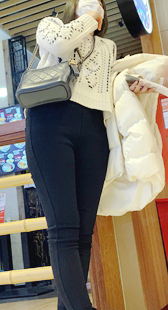 饱满打底黑裤肥臀小姐姐