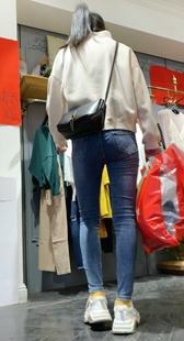 紧身牛仔紧臀妹子