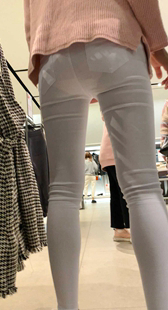 性感白裤透内痕美女