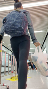 商场高挑瑜伽裤长腿少女