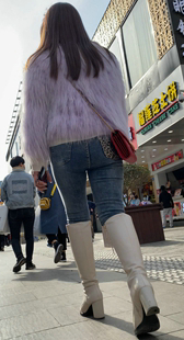 紧身灰牛仔包臀少妇