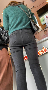 超紧长腿灰牛仔裤妹子