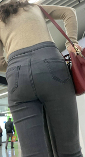 紧身灰牛仔紧臀妹子
