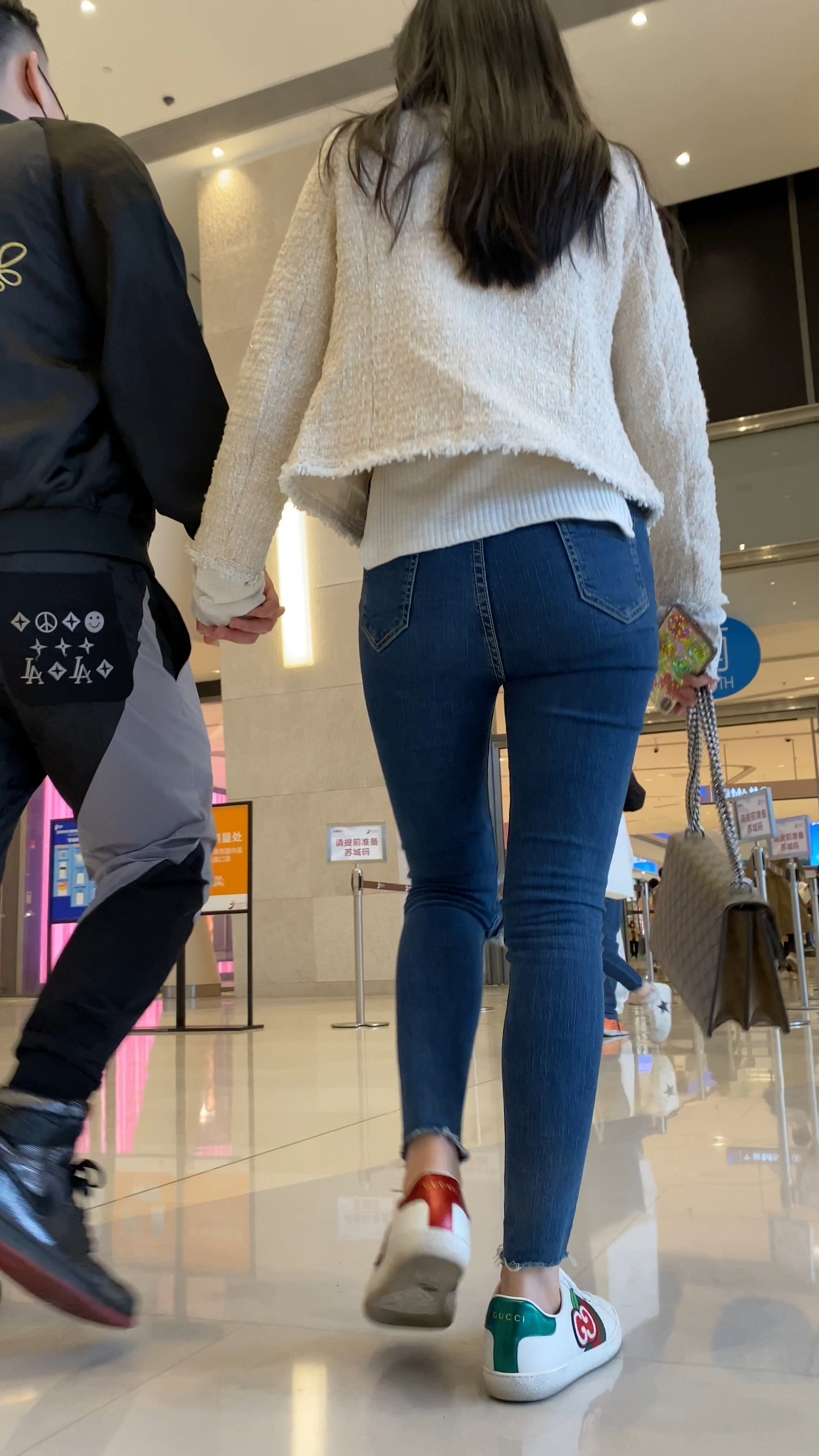 紧身饱满牛仔宽臀妹子