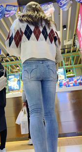 紧身灰牛仔少女前后特写