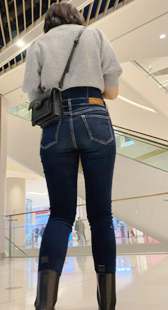 商场翘臀紧身牛仔裤少女