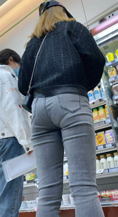 黄发灰牛仔紧内痕妹子