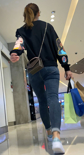 商场紧身蓝色牛仔裤少妇