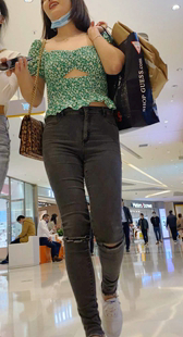 性感灰牛仔大宽臀美女