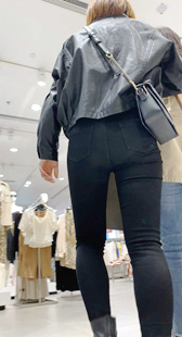 黑色打底圆臀妹子