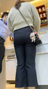 饱满翘臀紧身西裤少妇