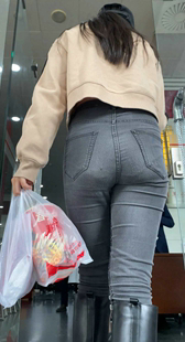 灰牛仔饱满圆臀金三角妹子