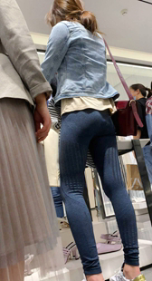 紧身瑜伽裤紧臀妹子