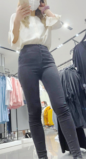 高挑黑裤紧臀紧三角美女