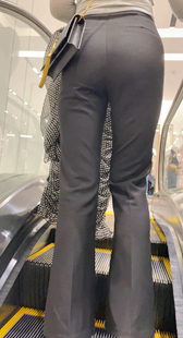 紧身西裤紧臀胸器少妇