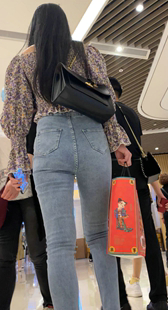 商场紧身灰牛仔大宽臀妹子
