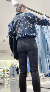 紧身黑裤紧臀少女买衣服