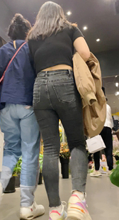 超市饱满翘臀黑裤少妇