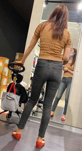 高挑黑裤宽臀长发少妇