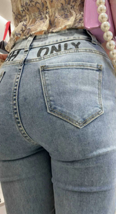 商场紧身灰牛仔露肚脐妈咪