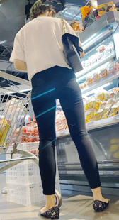 饱满圆润翘臀黑裤少妇