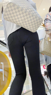 紧身黑裤紧臀妹子