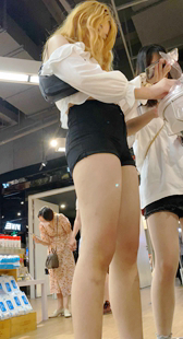 性感热裤大长腿妹子