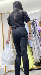 服装店翘臀黑裤少妇