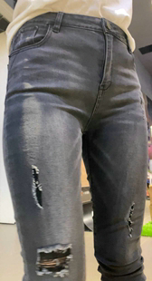 紧身黑牛仔饱满丰臀少妇