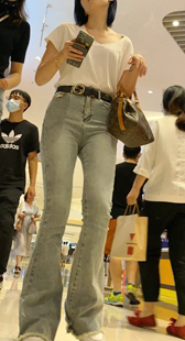 喇叭牛仔裤宽臀美女