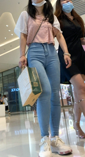 牛仔裤饱满翘臀小姐姐