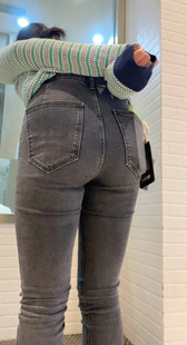 商场翘臀灰牛仔小少妇