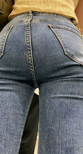 紧身牛仔裤细腰少女