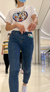 紧身蓝牛饱满金三角妹子