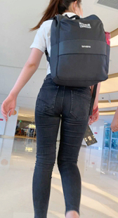 高挑黑牛仔紧臀妹子