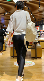 紧身黑瑜伽少妇逛商场