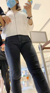 超紧黑牛仔紧臀小少妇