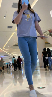 商场紧身灰牛仔紧臀少妇
