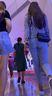 商场紧身灰牛仔长发妹子