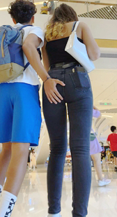 在大庭广众下公然摸臀