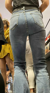 紧身牛仔紧臀深沟小少妇