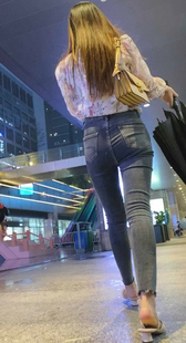 性感长发超紧黑牛仔瘦小美女