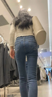 服装店高挑紧身牛仔妹子