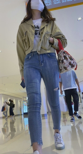 商场紧身蓝牛正三角妹子